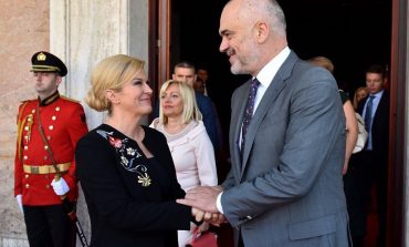 VIZITA E KITAROVIÇ/ Ushtari i Gardës nuk durohet pa ia "hedh" një sy Presidentes kroate (FOTO)