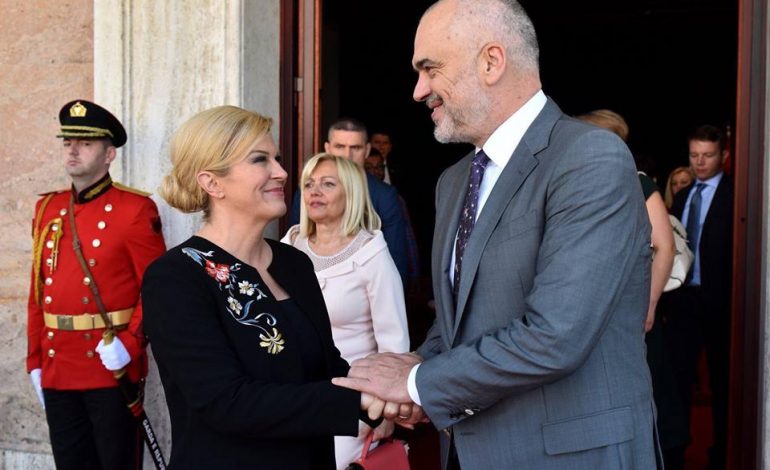 VIZITA E KITAROVIÇ/ Ushtari i Gardës nuk durohet pa ia “hedh” një sy Presidentes kroate (FOTO)