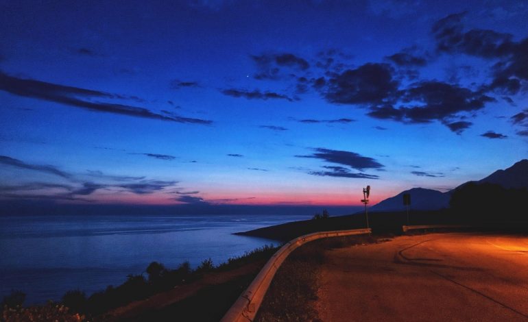“Perëndimi më i BUKUR i vitit”/ Pamjet MAHNITËSE nga Himara. Të gjithë shijojnë këtë moment (FOTO)