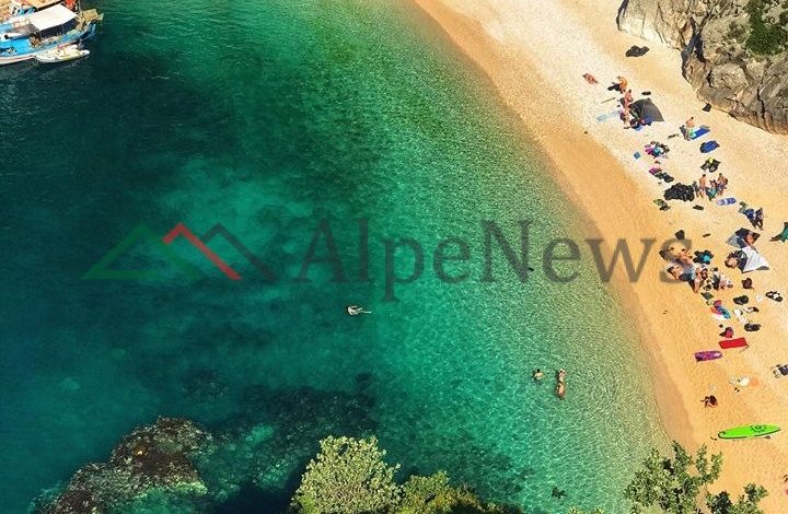PLAZHET MË TË SIGURTA/ Roje, sisteme largësie, varka shpëtimi. Këto janë VENDET ku mund të shkoni pa…