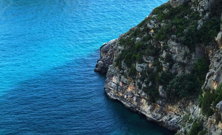 DESTINACIONI I JAVËS/ Gjiri i AKUARIUMIT një prej plazheve më të BUKUR. Ja si të shkoni dhe çfarë të… (FOTO)