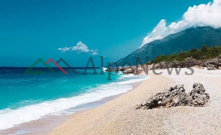 PAMJET MAHNITËSE/ Plazhi ranor i Palasës një MREKULLI e vërtetë. Aty ku deti dhe qielli bëhen NJË (FOTO)