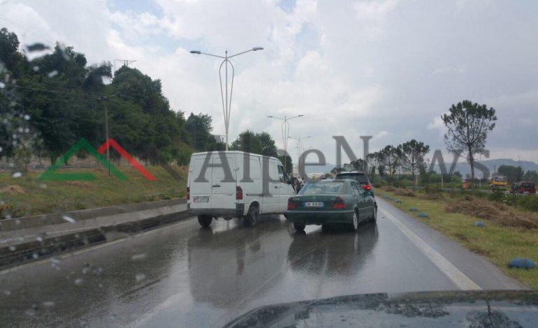 MOTI I KEQ/ Përplasen KATËR makina në autostradë. Në një prej tyre ishte një familje me… (VIDEO)