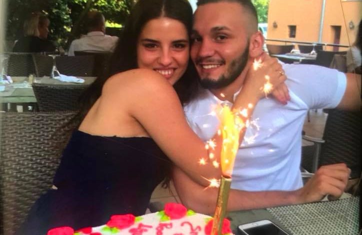 E MASAKROI I DASHURI ME THIKË/ Dedikimi prekës për 22 vjeçaren: “Emri im është Sarah dhe jam e lidhurme dikë që e dua çmendurisht”