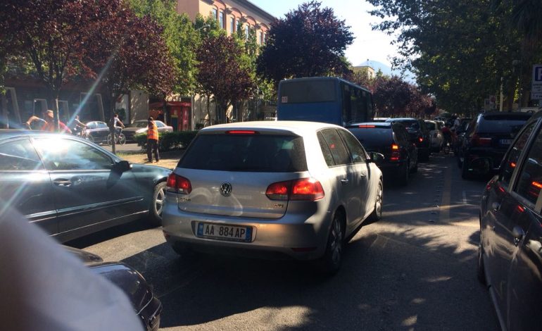 BLLOKOHET rruga e Kavajës, mjetet kanë ndaluar në vend