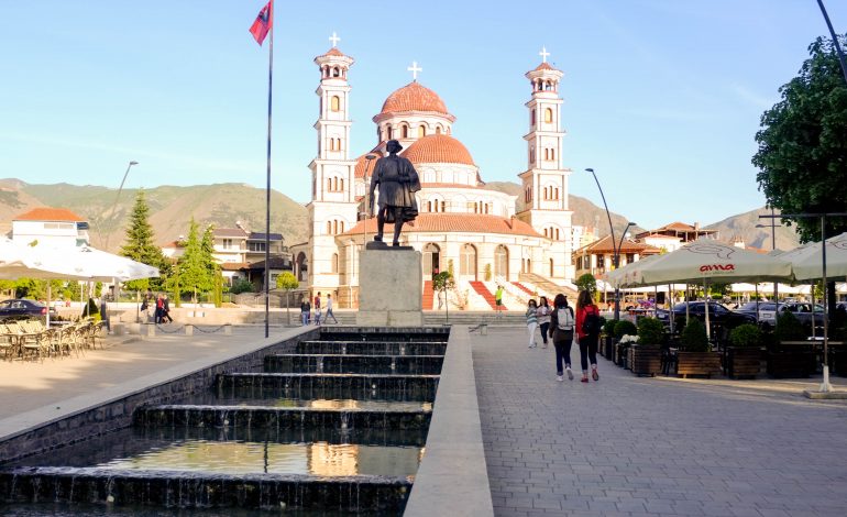 KORÇA “FIKSIMI” I TURISTËVE/ Të huajt të kënaqur me qytetin: Do vijmë prapë. Është vend me…