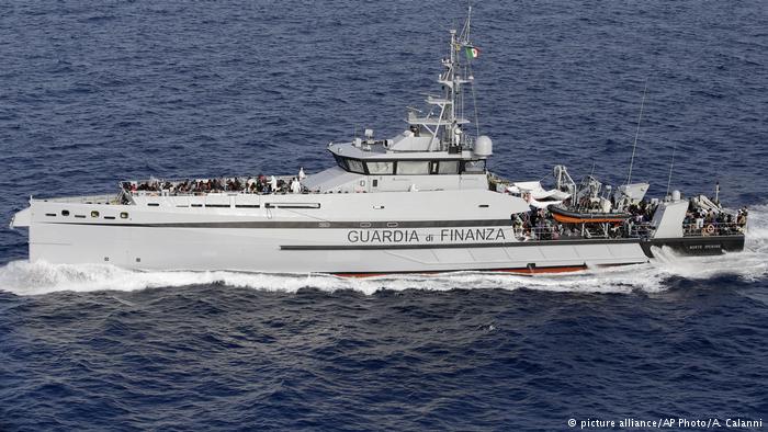 KRIZE E EMIGRANTËVE/ Rreth 450 refugjatë evakuohen para Italisë