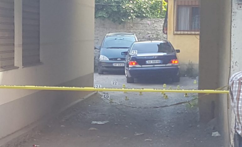 ÇIFTI U GJEND ME PLUMB NE KOKE/ Brenda makinës së djegur ndodhej një ARME, dyshohet se ka lidhje me vrasjen e dyfishtë (FOTO)