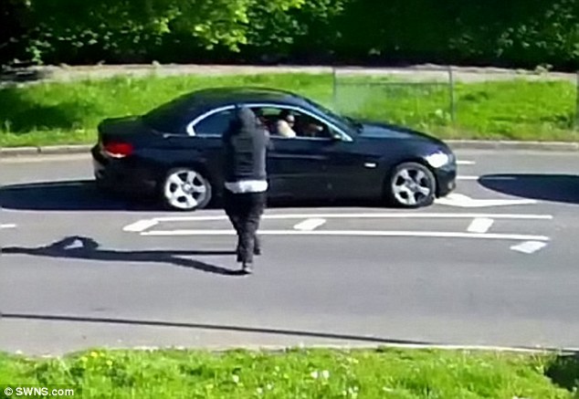 ATENTAT me armë në mes të ditës/ Me kapuç në kokë i drejtohet gruas që po… (VIDEO)