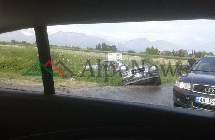 MOTI I KEQ/ Përplasen TRE makina. Njëra përfundon në KANAL dhe… (FOTOT)