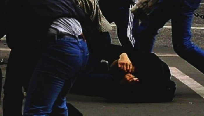 SHERR PËR PRONAT/ Goditet me DRU 23 vjeçari në Librazhd. Kishte…