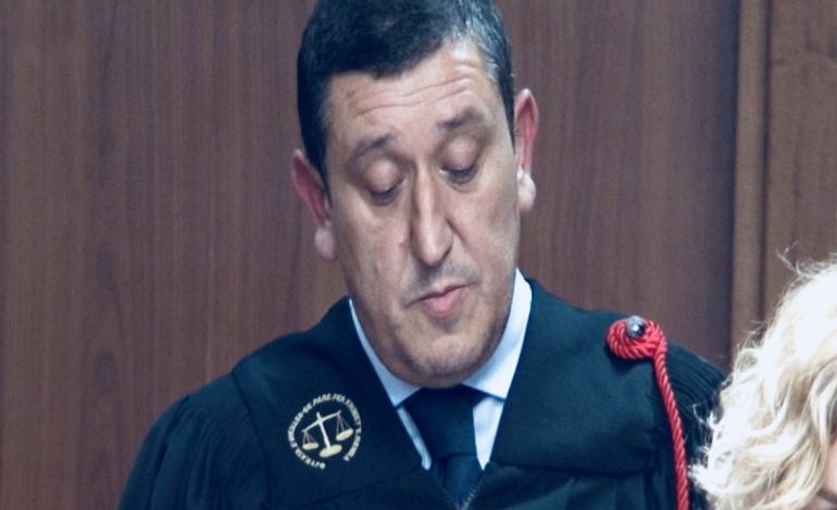 NIS SEANCA PËR DRITAN HALLUNAJ/ Del para KPK-së gjyqtari i “Krimeve të Rënda”. I pranishëm pa…