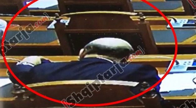 NDËRROI KARTËN E DEPUTETIT BITRI/ Del FOTOJA që tregon Edmond Panaritin duke…