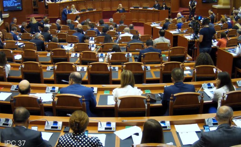 U KAP DUKE NDËRRUAR KARTËN E DEPUTETIT/ Panariti: Ne të LSI vendosëm që të votonte Tavo në emër…