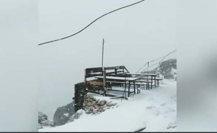 Dëborë në mes të korrikut, bardhësia mbulon… (VIDEO)