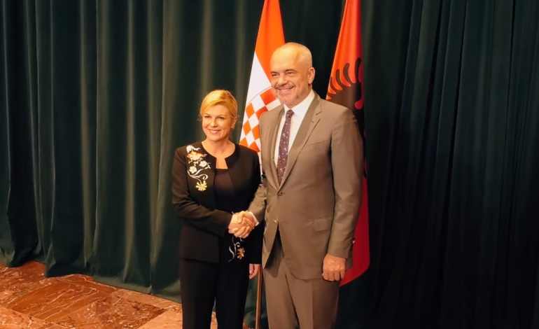 VIZITA NË TIRANË/ Kryeministri Rama takohet me Presidenten kroate Kitaroviç