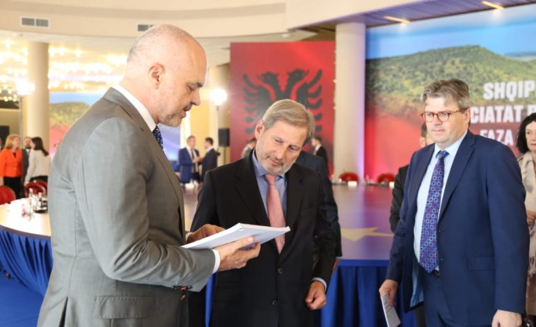 NEGOCIATAT ME BE NË 2019/ Hahn sqaron: Asnjë KUSHT i ri. Mos humbisni asnjë ditë nga përgatitja për të…