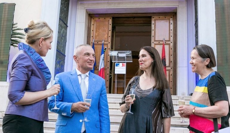 A do e dekretojë Presidenti ligjin për TEATRIN? Meta i qeshur troket gotën me ministren Kumbaro…
