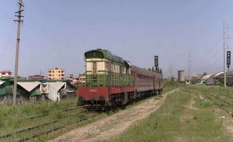 E RËNDË NË FIER/ Burri gjendet I VDEKUR mbi shinat e trenit. Dyshohet se…