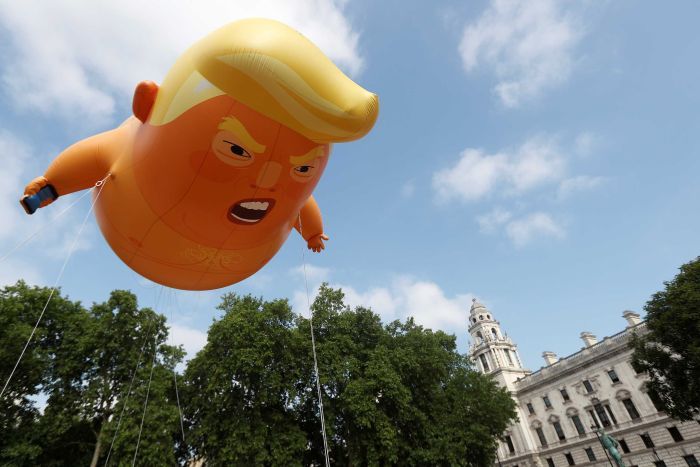 VIZITA E TRUMP NË LONDËR/ Lëshohet në qiell tollumbacja e shumpërfolur “Bebja Trump” (VIDEO)