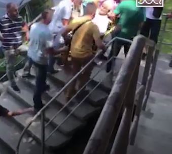MOMENTI I SIKLETSHËM/ Pacientin e ngrenë në krahë për ta hipur në katin e dytë të spitalit (VIDEO)