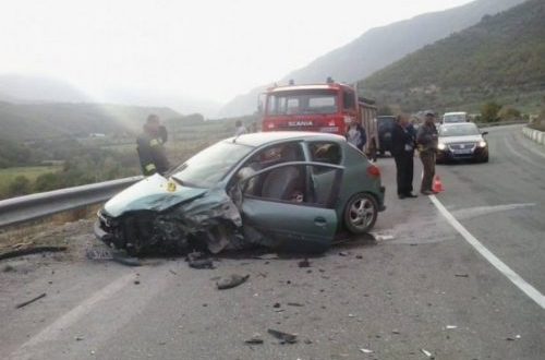 AKSIDENT I RËNDË NË LIBRAZHD/ Tre makina përplasen me njëra-tjetrën. Shoferët janë…