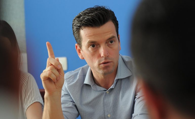 FIRMOSI PËR PRISHJEN E TEATRIT/ Deputeti i PD i përgjigjet princeshë Elia Zaharias: Më le pa fjalë…
