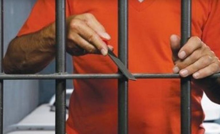 Pasi i vunë zjarrin burgut, arratisen 10 të dënuar (DETAJET)