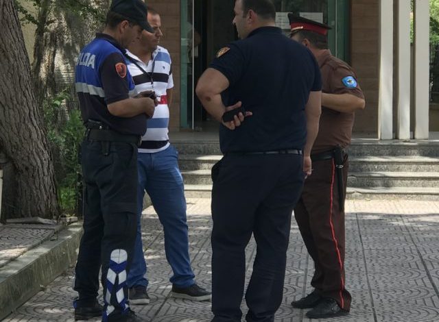 Kanosi dhe kërcënoi me armë punonjësin e OSHEE, arrestohet 44-vjeçari në Fier (EMRI)