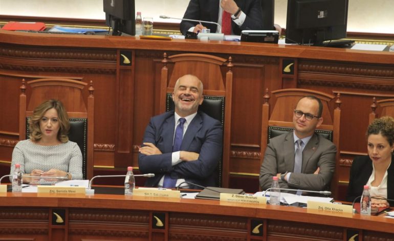SEANCA MARATONË/ “ÇMENDET” deputeti i PD, i thotë Ramës: Ti i thua njerëzve tqr por prit kur të të thonë rktk…