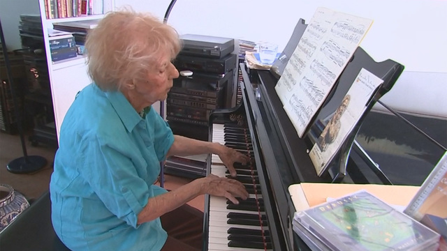 Ka 100 vite që luan piano, ja cili është sekreti i saj
