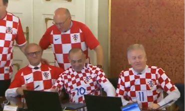 Kryeministri dhe ministrat e qeverisë së Kroacisë, në punë me fanellën e kombëtares (VIDEO)