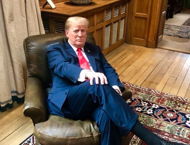 Donald Trump “zemëron” britanikët i ulur “me arrogancë” në kolltukun e Winston Churchill