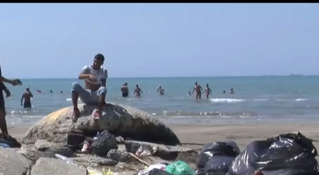 ÇFARË PO NDODH ME DURRËSIN/ Ujërat e zeza përfundojnë në…det! (VIDEO)