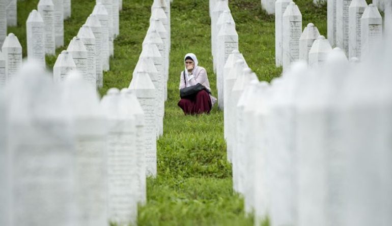 MASAKRA E SREBRENICËS/ Përkujtohen 8000 muslimanët e vrarë nga genocidi i Bosnjes (VIDEO)