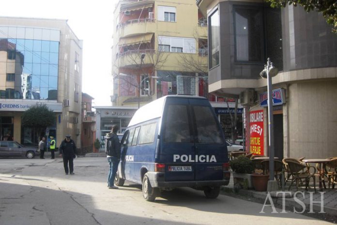 DALIN DETAJET/ Si ndodhi përleshja me grabitësin. Emrat e policëve të plagosur në Elbasan