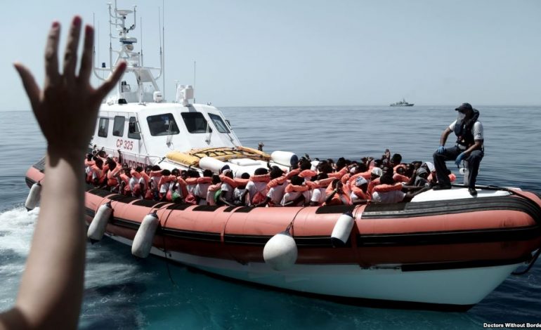 KRIZA E EMIGRANTËVE/ Merr fund “drama”, Italia lejon refugjatët të zbarkojnë në Sicili