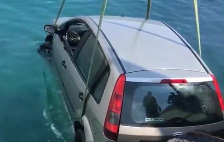 PAMJE TË FRIKSHME NGA HIMARA/ Makina del nga rruga dhe përfundon në det… (FOTO+VIDEO)