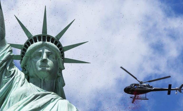 POLITIKAT ANTI-TRUMP/ Gruaja që protestoi në Statujën e Lirisë, u dërgua në paraburgim