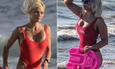 Rozana Radi KOPJON Pamela Anderson/ Provokon me format në bregdet (FOTO)