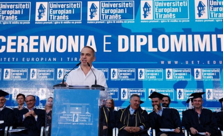 U BË “HIT” NË RRJET/ Fjalimi i plotë i biznesmenit në diplomimin e UET: Gallata is over…