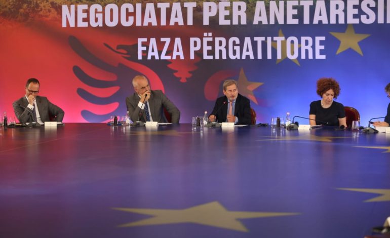 TRYEZA E DISKUTIMIT SHQIPËRI-BE/ Hahn: Shpresoj që kjo mbledhje të jetë model për 2019-ën. Rama porosit ministrat…
