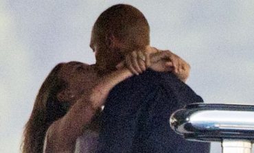 "KRIMINELI SEKSI" dhe e dashura e tij/ Shkëmbejn puthje pasionate në Capri (FOTO)
