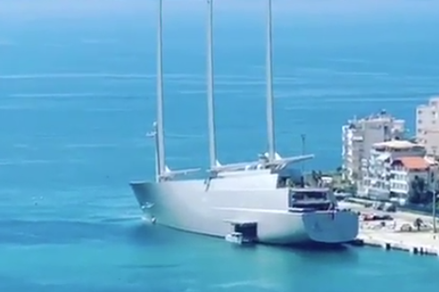 SEZONI TURISTIK/ Rama publikon videon: Superjahti i miliarderit rus viziton Sarandën (VIDEO)
