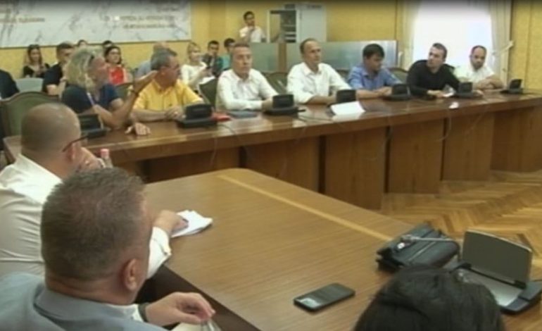 DEBATI NË KOMISION/ Shllaku: Se kam pas babën murator, Lapaj: Kërkoju falje…