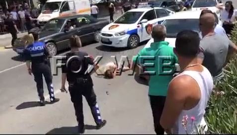 PAMJET E RËNDA/ Gruaja DERGJET në rrugë pas PËRPLASJES. Asnjë nuk e ndihmon kur… (VIDEO)