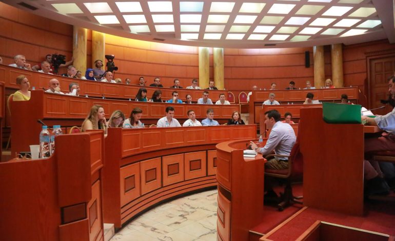 MBLEDHJA E KËSHILLIT BASHKIAK/ Opozita braktis seancën, Çollaku: Bëhet fjalë për…