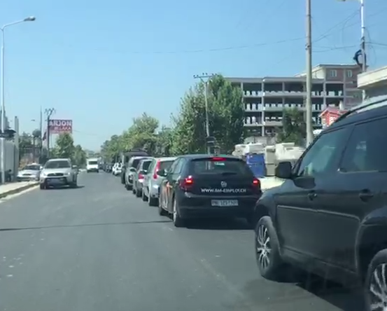 FUNDJAVA E NXEHTE/ Fluks i rënduar në aksin Fier-Levan, qytetarët me orë të tëra në trafik (PAMJET)