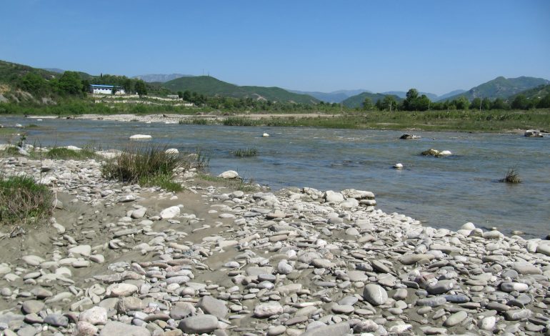 TRAGJIKE NE TIRANE/ Mbytet fëmija i mitur në Lumin Erzen, dyshohet se…