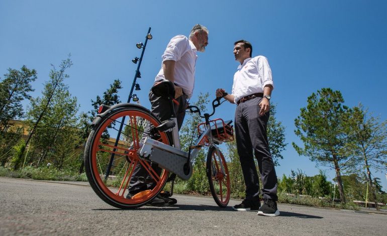 Zv.ministri shkon në punë me Mobike, Veliaj: “Cool” në çdo moshë